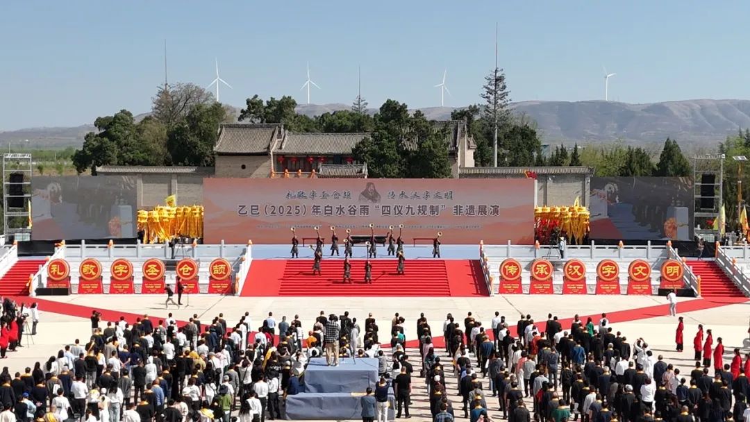 陜西白水杜康亮相乙巳年谷雨非遺展演 董事長(zhǎng)張紅軍敬獻(xiàn)花籃